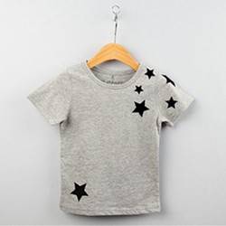 חולצה קיץ אפורה לילד עם הדפס כוכב